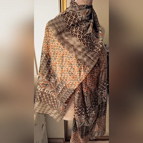D&Y~Brown Tan Geometric Print Lightweight Neutral Wrap Scarf NWT - Picture 1 of 15